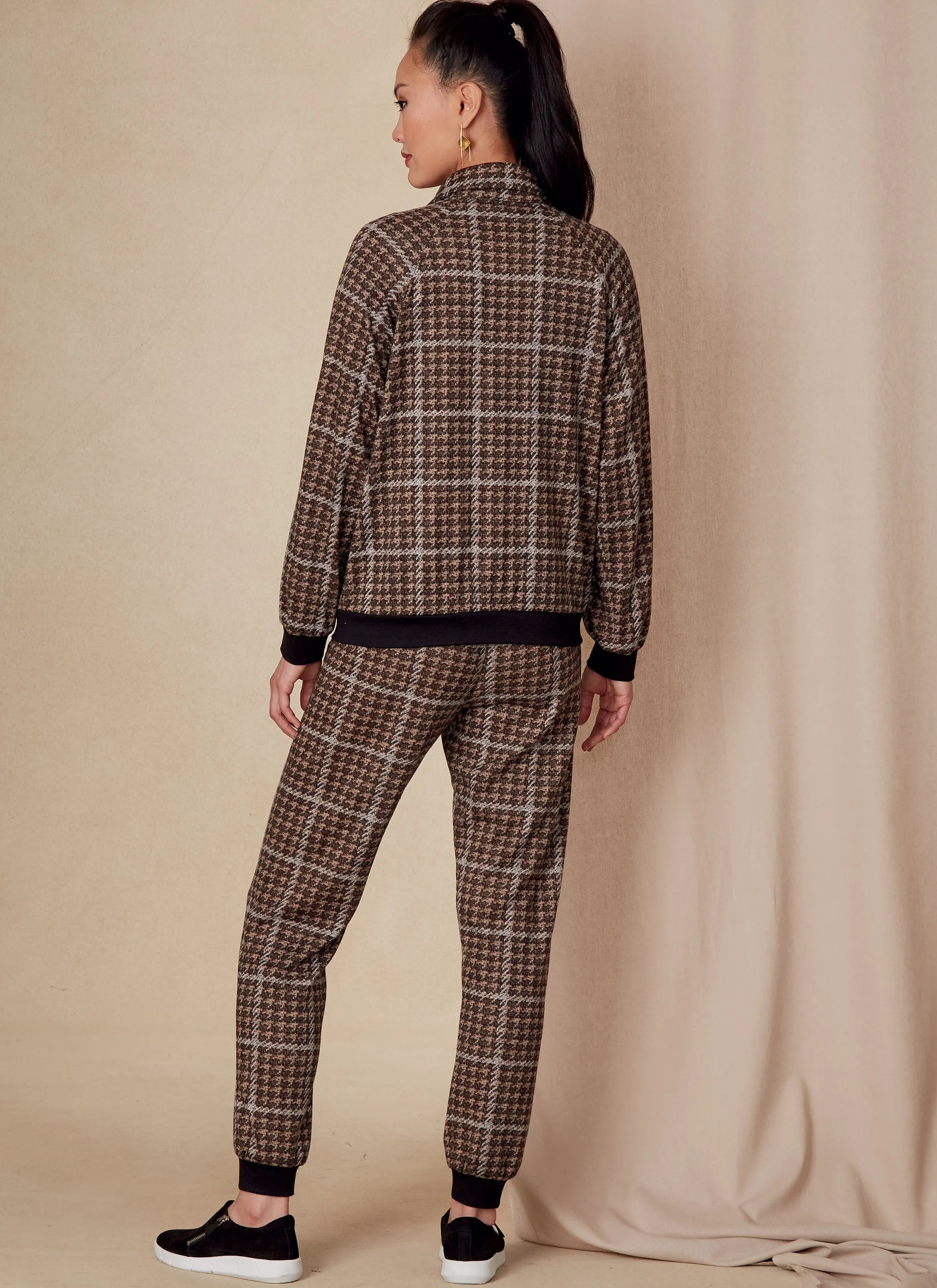 Vogue Pattern V1832  Misses' and Misses' Petite Jacket and Pants